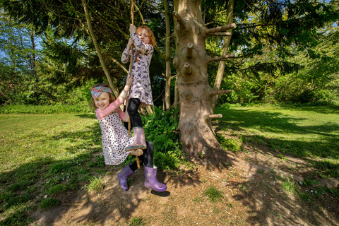 To piger gynger i reb i træ til spilopspejd