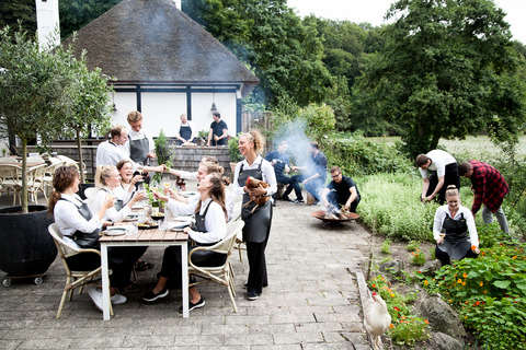 Restaurant Herthadalen i skoven lokale produkter fester møder frokost Lejre personale terrasse urtehave