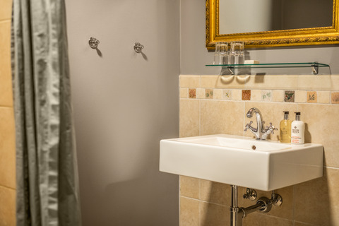 Villa Provence - Bathroom zink - Jun-21 - High