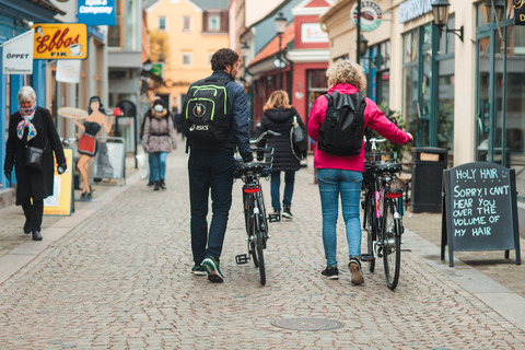 Par går med cykel på Bruksgatan