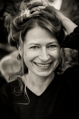 Christina Englund 3 sort hvid foto af Kajsa Gullberg