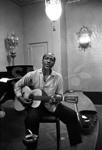 Josh White. Practice on his guitar, New York, 1960
