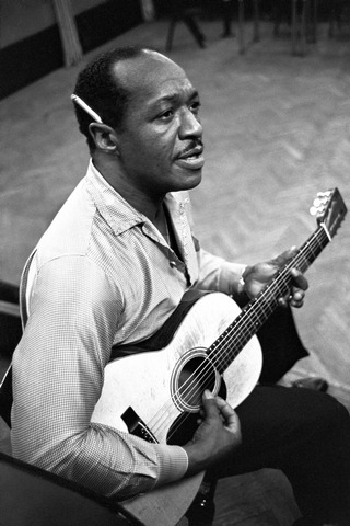 Josh White. Practicing on his guitar, New York, 1960