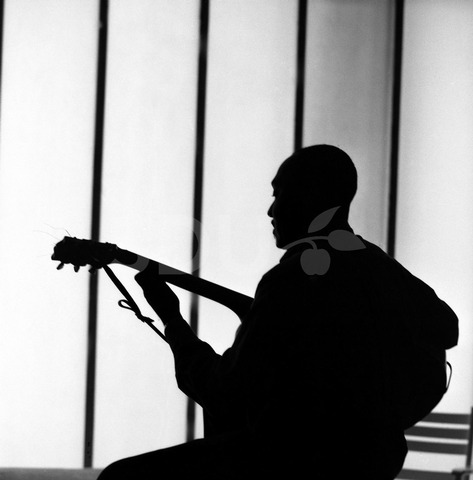 Al Casey. Practicing guitar in Roy Silverstein’s Studio, New York, 1991