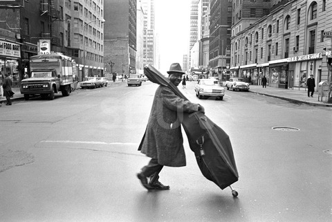 Milt Hinton. In the street of New York, 1964