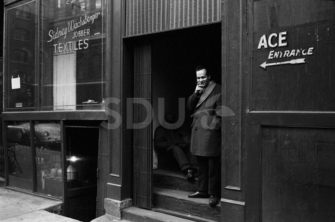 Steve Lacy. Stands at the entrance to ACE studio, New York, 1962