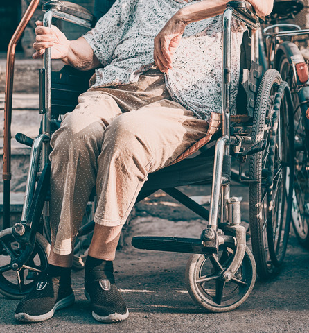 ældre dame kørestol