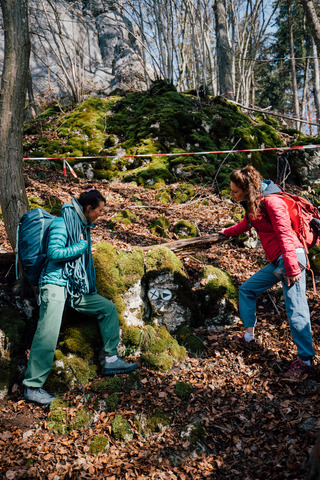 Klettergarten wegen Vogelbrut gesperrt, im Vordergrund Schilder zu Lenkung der Kletterer