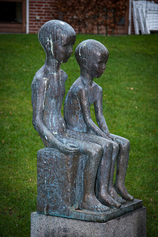 Dreng og pige, der sidder ved siden af hinanden (Mølleparken) (1)