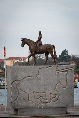 Rytterstatue af Hans Pauli Olsen (ved havnefronten Sønderborg)