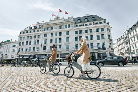 01 parents cycling outside the hotel on kongens nytorv .jpg
