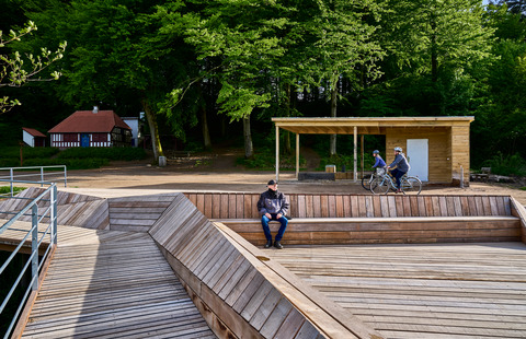 Skovløberhuset med skovterrasse og stationsbygning