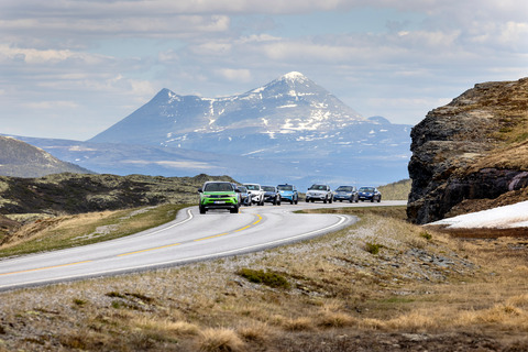 Cars drive over the mountain Venabygdsfjellet