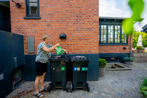 Affaldsbeholdere ved husstand photo Kristoffer Juel Poulsen 3857