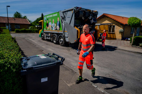 Skraldemand tømmer affaldsbeholdere photo Kristoffer Juel Poulsen 5125 1600px