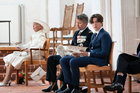 H.M. Dronningen, D.K.H. Kronprinsen og Prins Christian deltager i dansk-tysk festgudstjeneste i Haderslev Domkirke
