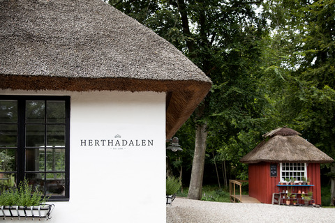 Restaurant Herthadalen i skoven lokale produkter fester møder frokost Lejre facade skilt gårdbutik
