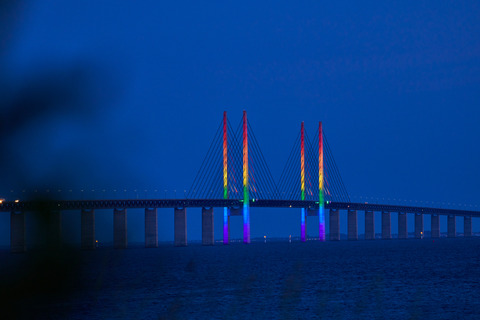 Øresundsbron i regnbågsfärger