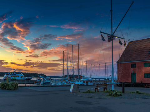 Solnedgang en sommeraften over Præstø havn