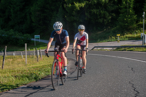 Trainingcamp Obertauern_August2021_Tatjana Paler (vorn) und Sophia Weßling (hinten)_Rennrad