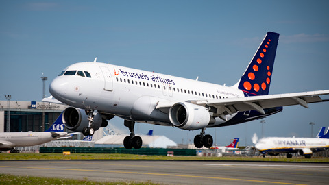 Brussels Airlines Airbus A319 100 landing 2