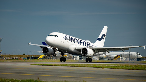 Finnair Airbus A319 100 landing