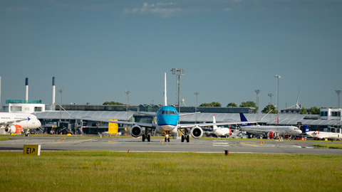 KLM Embraer 175 lining up