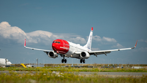 Norwegian Boeing 737 800 landing
