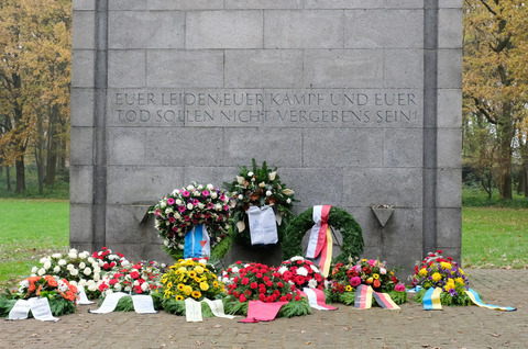 Zentrale Kranzniederlegung am Internationalen Mahnmal der KZ-Gedenkstätte Neuengamme