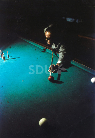 Stuff Smith. Plays billiards in Copenhagen, 1966