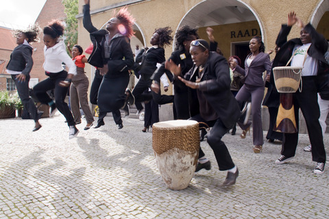 Uganda besøg rådhuset danser