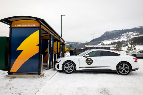 20220126 rekkeviddetest elbil vinter Audi e tron GT lader foto Tomm W Christiansen 53
