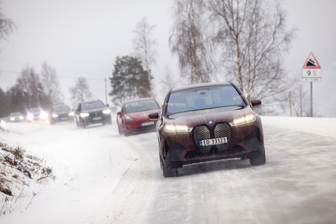 20220126 rekkeviddetest elbil vinter karavane Venabygdsfjellet BMW iX fremst foto Tomm W Christiansen 21