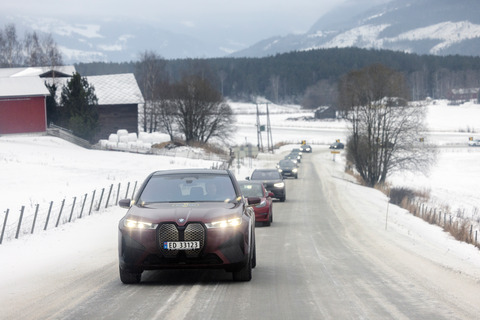 20220126 rekkeviddetest elbil vinter karavane Venabygdsfjellet BMW iX fremst foto Tomm W Christiansen 23