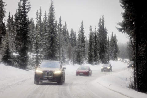 20220126 rekkeviddetest elbil vinter karavane Venabygdsfjellet BMW iX fremst foto Tomm W Christiansen 42