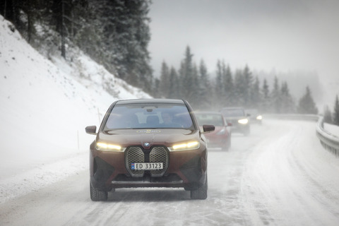 20220126 rekkeviddetest elbil vinter karavane Venabygdsfjellet BMW iX fremst foto Tomm W Christiansen 40
