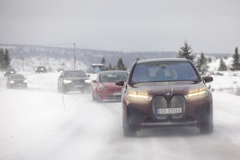 20220126 rekkeviddetest elbil vinter karavane Venabygdsfjellet BMW iX fremst foto Tomm W Christiansen 44