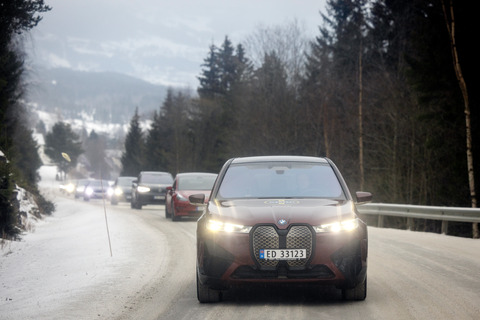 20220126 rekkeviddetest elbil vinter karavane Venabygdsfjellet BMW iX fremst foto Tomm W Christiansen 22