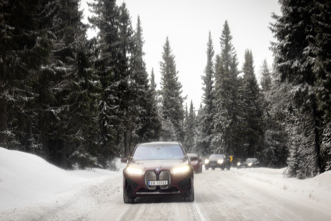 20220126 rekkeviddetest elbil vinter karavane Venabygdsfjellet BMW iX fremst foto Tomm W Christiansen 41