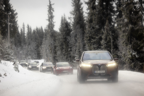 20220126 rekkeviddetest elbil vinter karavane Venabygdsfjellet BMW iX fremst foto Tomm W Christiansen 43