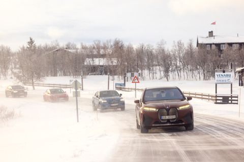 20220126 rekkeviddetest elbil vinter karavane Venabygdsfjellet BMW iX fremst foto Tomm W Christiansen 63
