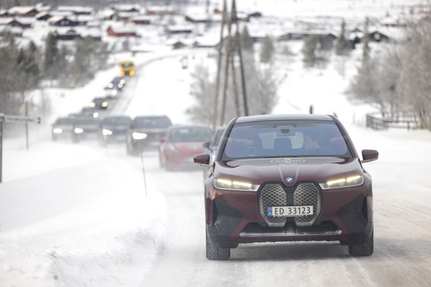 20220126 rekkeviddetest elbil vinter karavane Venabygdsfjellet BMW iX fremst foto Tomm W Christiansen 61