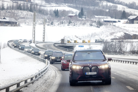 20220126 rekkeviddetest elbil vinter karavane Venabygdsfjellet BMW iX fremst foto Tomm W Christiansen 24