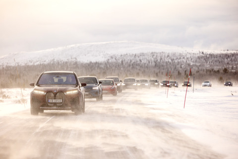 20220126 rekkeviddetest elbil vinter karavane Venabygdsfjellet BMW iX fremst foto Tomm W Christiansen 66