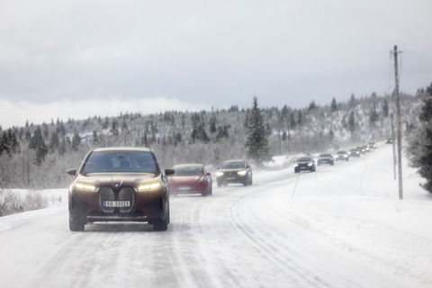 20220126 rekkeviddetest elbil vinter karavane Venabygdsfjellet BMW iX fremst foto Tomm W Christiansen 45