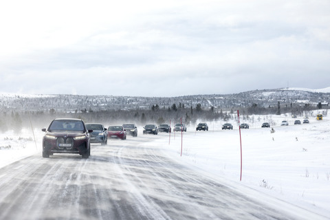 20220126 rekkeviddetest elbil vinter karavane Venabygdsfjellet BMW iX fremst foto Tomm W Christiansen 65