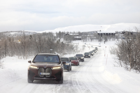 20220126 rekkeviddetest elbil vinter karavane Venabygdsfjellet BMW iX fremst foto Tomm W Christiansen 64