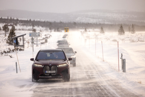 20220126 rekkeviddetest elbil vinter karavane Venabygdsfjellet BMW iX fremst foto Tomm W Christiansen 67