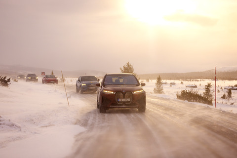 20220126 rekkeviddetest elbil vinter karavane Venabygdsfjellet BMW iX fremst foto Tomm W Christiansen 68