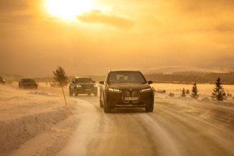 20220126 rekkeviddetest elbil vinter karavane Venabygdsfjellet BMW iX fremst foto Tomm W Christiansen 71